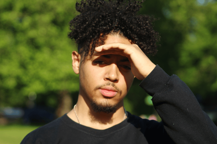 persona-con-ojos-irritados-por-sol